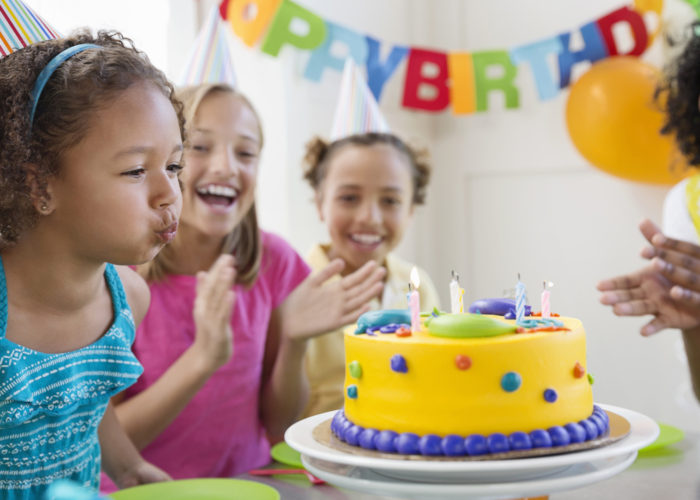children-celebrating-birthday_hpczut